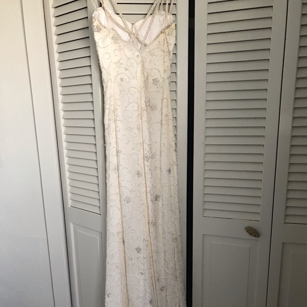 Fleur de Lis Vintage Wedding Dress - Picture 2 of 9